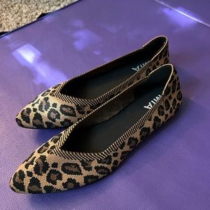 Fun leopard print pointed toe flats